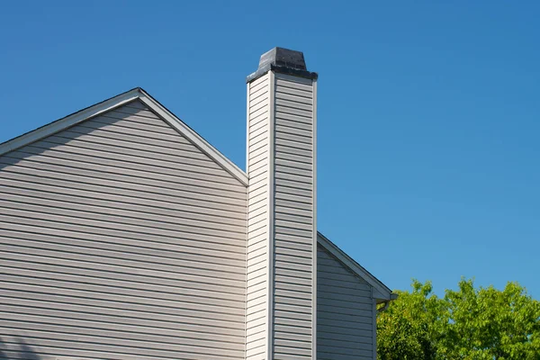 屋上の家の外の暖炉の煙突 — ストック写真
