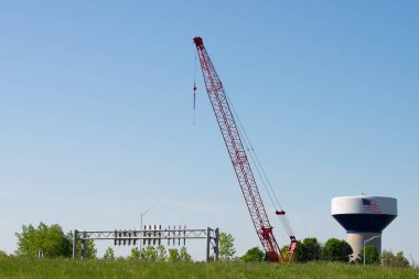 İnşaat vinci gökyüzünü inşa ediyor.