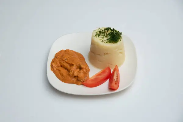 Tomaten Kartoffeln Mit Soße Einem Teller Auf Weißem Hintergrund — Stockfoto