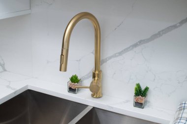 Mutfak lavabosunda sarı lavabo musluğu