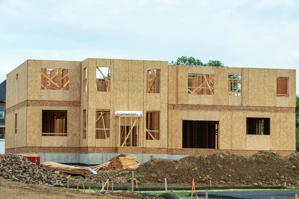Construcción de casas de madera contrachapado marco de pared marco moderno — Foto de Stock