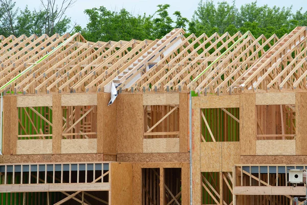 Bir kontraplak evin duvar ve kirişleri Yeni çalışma tahtası