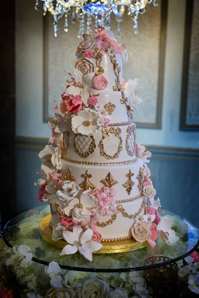 Tradycyjny tort weselny z różanymi kwiatami — Zdjęcie stockowe
