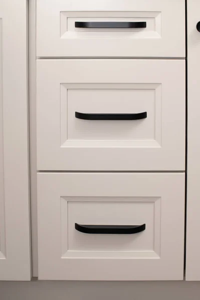 Uchwyty na drzwiach szafki kuchennej nowy — Zdjęcie stockowe