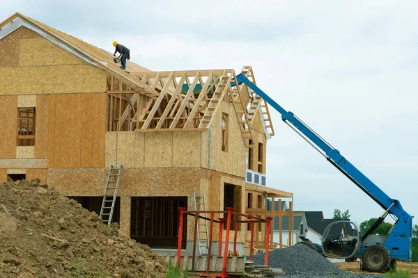 Enmarcado nueva construcción de una casa de madera contrachapada techo industria tablón de madera — Foto de Stock