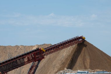 İnşaat alanındaki taşınabilir taş parçalama makinesi ya da eski beton levhaları çakıl kemerine dönüştürmek için maden ocağı.