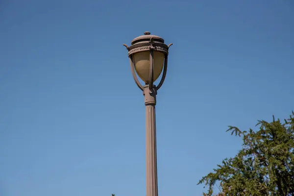 Ijzeren straatlamp metaal oude stad stedelijke — Stockfoto