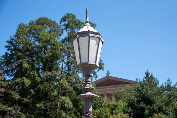 Lámpara de calle de hierro metal ciudad vieja urbana — Foto de Stock