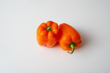 kırmızı biber beyaz arkaplanda izole edildi