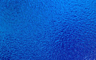 Mavi metalik folyo kağıt dokusu arkaplanı.