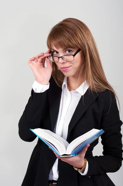 Junge Frau mit Buch und Brille — Stockfoto