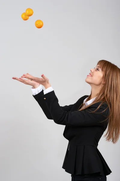 Junge Frau im Anzug — Stockfoto