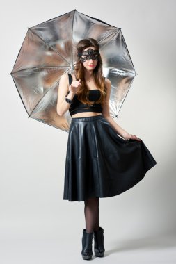 Parti maskesi şemsiye ile genç kadın