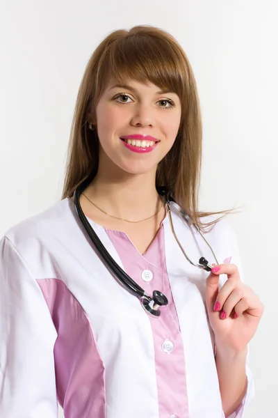 Giovane infermiera con stetoscopio, primo piano — Foto Stock