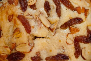 Ev yapımı kuru meyveli kek.