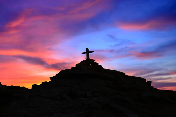 Karanlık gökyüzünde haç - dini