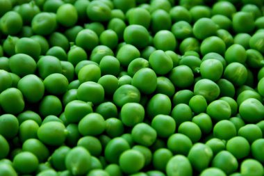 Arka planda taze taze bezelyeler