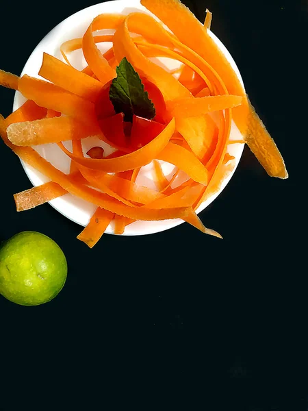 Salad Garnishing Slice Carrots Mint Leaf Lemon — Stock Photo, Image