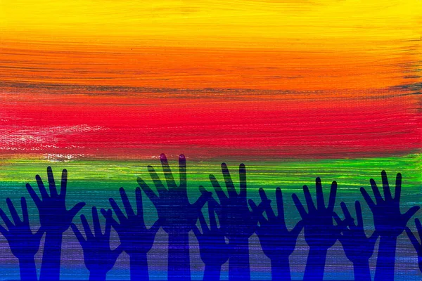 Çok renkli bir arkaplanda kaldırılmış ellerin silueti