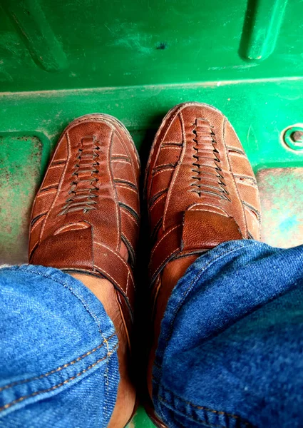 Bir adamın deri ayakkabıları.
