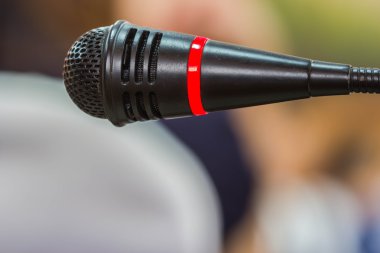 Toplantı salonunun içinde siyah mikrofon