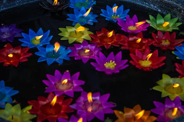 Light of candles flower shape on water — Stock Photo, Image