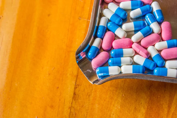 Pílulas na bandeja de contagem de pílulas — Fotografia de Stock