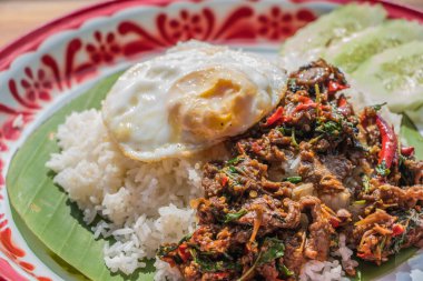 Fesleğenli biftek ve pilavlı sahanda yumurta..