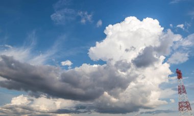 Mavi gökyüzü arkaplanındaki elektrik iletisi