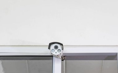 Beyaz güvenlik kamerası