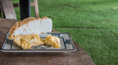 Tahta masada hindistan cevizli turta.