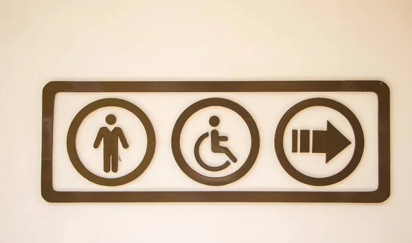 指示残疾人或残疾人的标志可以跟着箭头走 — 图库照片