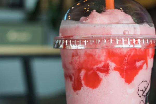 Bardakta buzlu çilekli smoothie