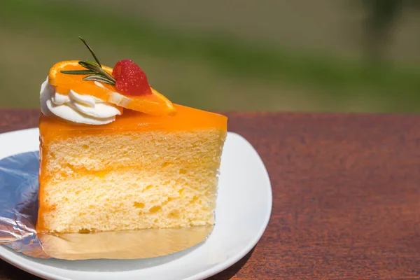 山の上のオレンジケーキ — ストック写真