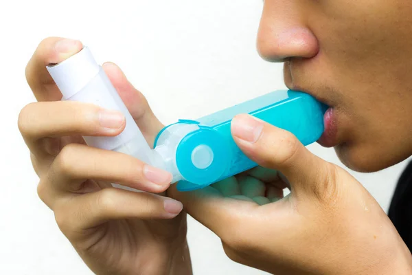 Adam bir inhaler astım krizi kullanır