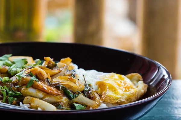 Arroz frito al curry de mariscos con huevo frito . — Foto de Stock