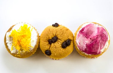 küp kek beyaz zemin üzerine