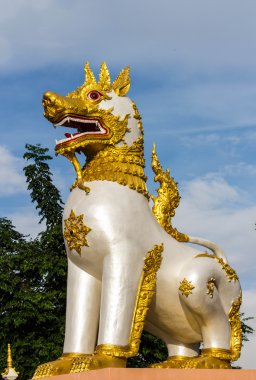Aslan heykeli önünde Tapınak, Tayland