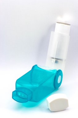 Astım inhaler beyaz bir arka plan üzerinde