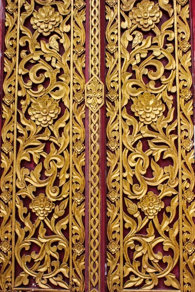 Ancient art pattern on the wooden door in Thai temple — Stock Photo, Image