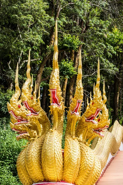 Drago tailandese o statua del re di Naga con sette teste — Foto Stock