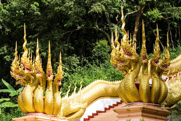 Thaise dragon of koning van Naga standbeeld met zeven koppen — Stockfoto