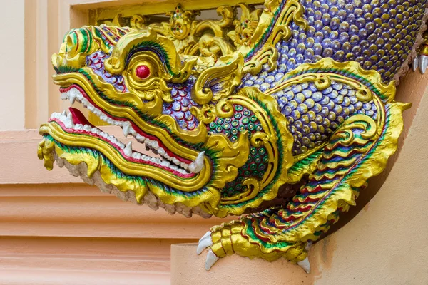 Scultura del drago nel tempio, Thailandia — Foto Stock