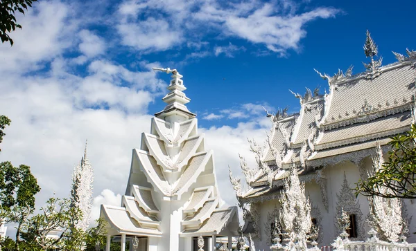 Prachtig grote witte kerk na aardbeving, Rong Khun Tempel, Chiang Rai provincie, Noord-Thailand — Stockfoto