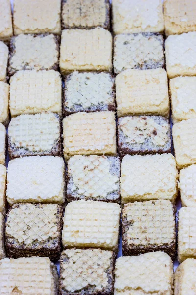 Bolachas com chocolate e leite em um fundo branco — Fotografia de Stock