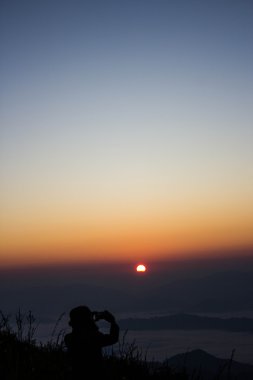 güneş doğarken phu cheefa park chiangrai, Tayland.