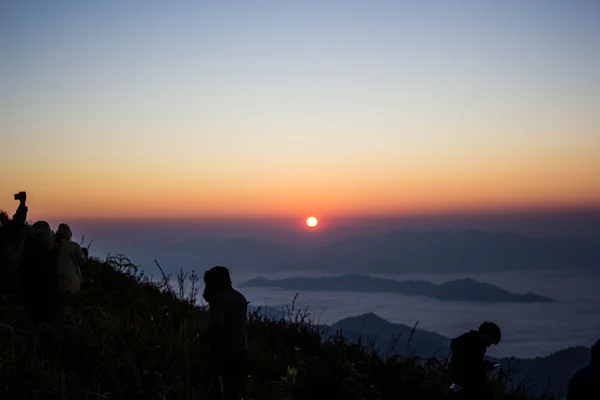 Zonsopgang op phu cheefa park Chiang Rai, thailand. — Stockfoto