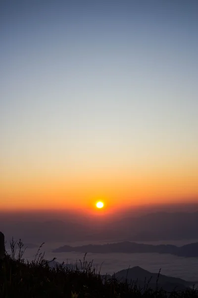 Lever de soleil au parc Phu Cheefa Chiangrai, Thaïlande . — Photo