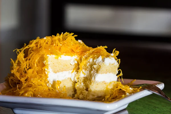 金の卵卵黄スレッド ケーキ — ストック写真
