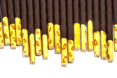 Çikolatalı Krem kaplı bisküvi beyaz arka plan üzerinde sopa